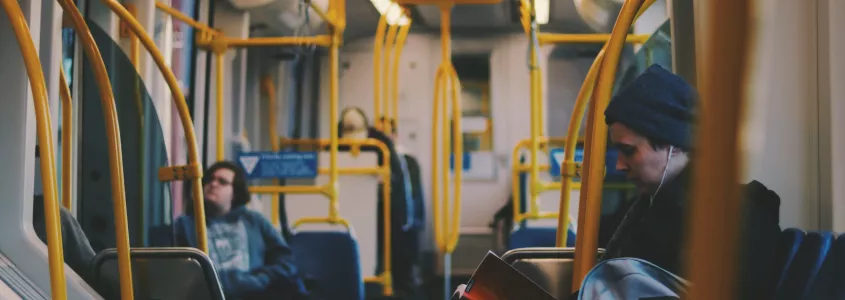 ¿Tengo derecho a indemnización si sufro un accidente en el autobús?